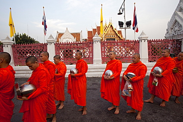 Monks collecting alms at the Marble Temple (Wat Benchamabophit), Bangkok, Thailand, Southeast Asia, Asia