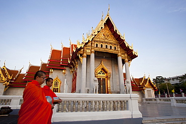 Monks collecting alms at the Marble Temple (Wat Benchamabophit), Bangkok, Thailand, Southeast Asia, Asia