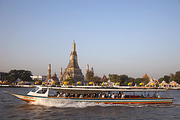 Wat Arun and Chao Praya River, Bangkok, Thailand, Southeast Asia, Asia