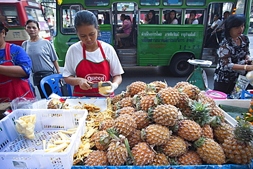 Roadside pineapple vendor, Bangkok, Thailand, Southeast Asia, Asia