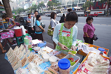 Roadside sandwich vendor, Bangkok, Thailand, Southeast Asia, Asia