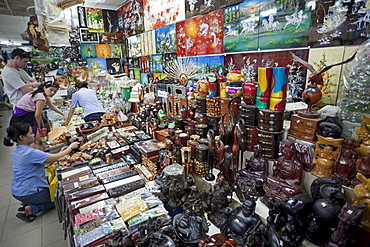 Souvenir stall, Ben Thanh Market, Ho Chi Minh City, Vietnam, Indochina, Southeast Asia, Asia