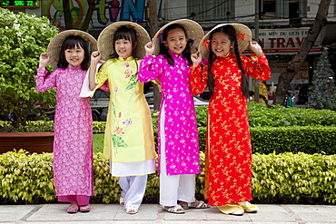 Girls dressed in traditional Vietnamese costume, Ho Chi Minh City, Vietnam, Indochina, Southeast Asia, Asia