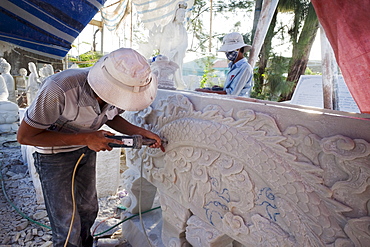 Sculptor working on marble statue, Marble Mountain, Hoi An, Vietnam, Indochina, Southeast Asia, Asia