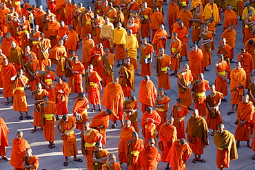 Monks at Wat Phra Singh, Chiang Mai, Thailand, Southeast Asia, Asia