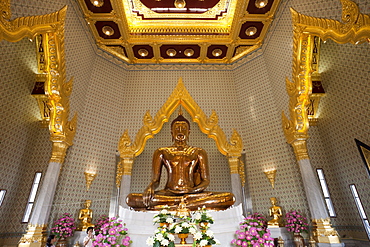 Golden Buddha statue inside Wat Traimit, Bangkok, Thailand, Southeast Asia, Asia