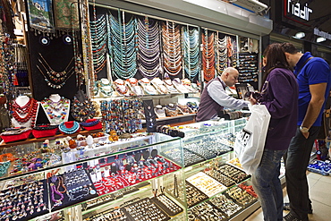 Couple looking at a jewellery shop, Grand Bazaar, Sultanahmet, Istanbul, Turkey, Europe