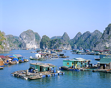 Karst limestone rocks and house boats, Halong Bay, UNESCO World Heritage Site, Vietnam, Indochina, Southeast Asia, Asia