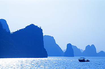 Karst limestone rocks, Halong Bay, UNESCO World Heritage Site, Vietnam, Indochina, Southeast Asia, Asia