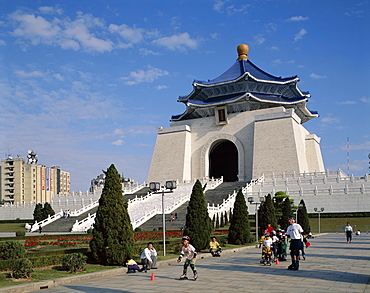 Children rollderblading in front of the Chiang Kai Shek Memorial Hall, Taipei, Taiwan, Asia