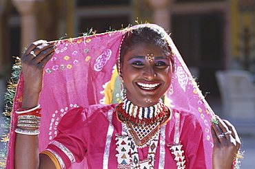 Woman dressed in traditional costume, Jaipur, Rajasthan, India, Asia