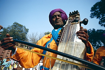 Man playing traditional folk guitar, Rajasthan, India, Asia