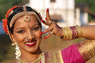 Female dancer dressed in traditional costume, Mumbai (Bombay), Maharastra, India, Asia