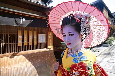 Apprentice Geisha (Maiko), in traditional costume, Kyoto, Honshu, Japan, Asia