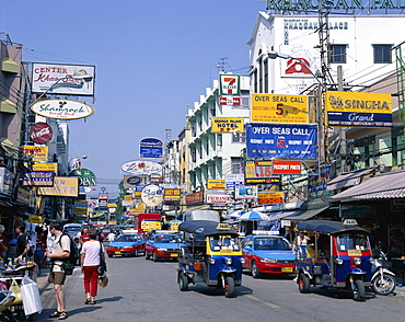 Tuk-tuks and shoppers on Khao San Road, Bangkok, Thailand, Southeast Asia, Asia