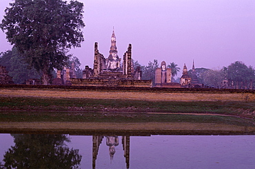 Wat Mahathat at dawn, Sukhothai, UNESCO World Heritage Site, Thailand, Southeast Asia, Asia