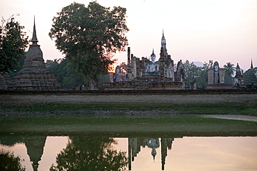 Wat Mahathat at dawn, Sukhothai, UNESCO World Heritage Site, Thailand, Southeast Asia, Asia