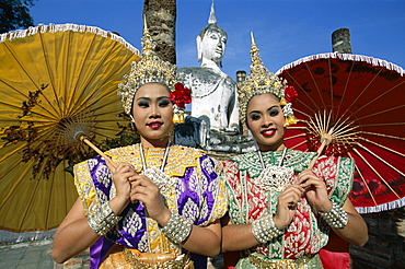 Girls dressed in traditional dancing costume, Wat Mahathat, Sukhothai, Thailand, Southeast Asia, Asia