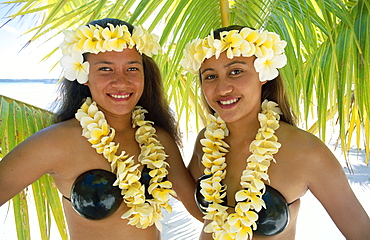 Polynesian girls dressed in traditional costume with leis (flower garlands), Aitutaki, Cook Islands, Polynesia, South Pacific, Pacific