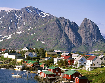 View of town with mountains behind, Reine, Lofoten Islands, Norway, Scandinavia, Europe