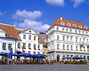 Outdoor cafes in the Old Town, UNESCO World Heritage Site, Tallin, Estonia, Baltic States, Europe