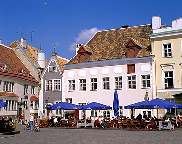 Outdoor cafes in the Old Town, UNESCO World Heritage Site, Tallin, Estonia, Baltic States, Europe