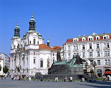 Jan Hus statue and St. Nicholas Church, Old Town Square (Staromestske namesti), Prague, UNESCO World Heritage Site, Czech Republic, Europe