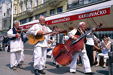 Street musicians, Bana Josipa Jelacica Square, Zagreb, Croatia, Europe