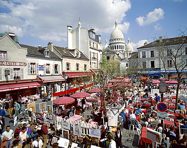 Outdoor cafes in the Place du Tertre and Sacre-Coeur (Basilique du Sacre-Coeur) in background, Montmartre, Paris, France, Europe