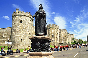 Statue of Queen Victoria in front of Windsor Castle, Windsor, Berkshire, England, United Kingdom, Europe