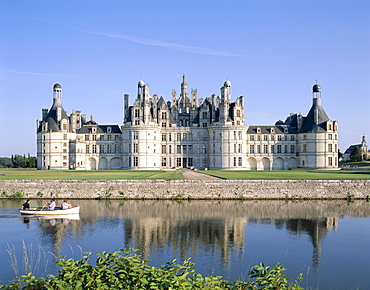 Chambord Castle (Chateau de Chambord) and Closson River, UNESCO World Heritage Site, Chambord, Loir et Cher, Loire Valley, France, Europe