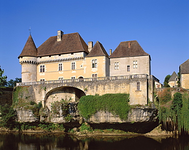 Chateau de Losse and Vezere River, Dordogne, France, Europe