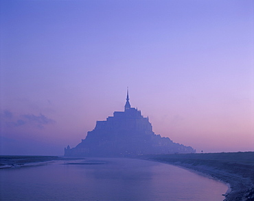 Mont-St.-Michel (Abbaye de Mont-St.-Michel), UNESCO World Heritage Site, at dawn, Mont-St.-Michel, Normandy, France, Europe