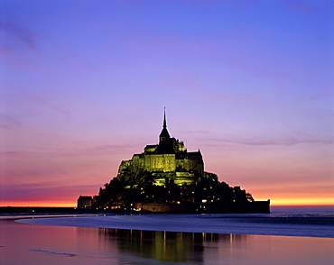 Mont-St.-Michel (Abbaye de Mont-St.-Michel), UNESCO World Heritage Site, at dawn, Mont-St.-Michel, Normandy, France, Europe