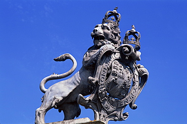 Lion rampant statue, Hampton Court Palace, Greater London, England, United Kingdom, Europe