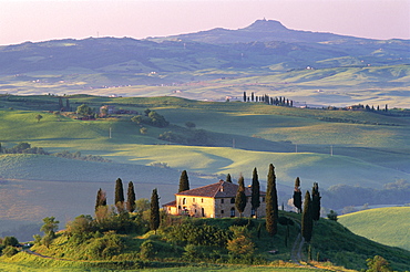 Farmhouse and countryside, Val d'Orcia, UNESCO World Heritage Site, Tuscany, Italy, Europe