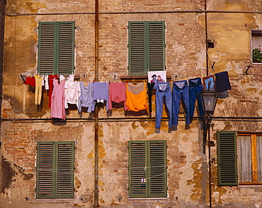 Washing on line & typical shuttered windows, Siena, Tuscany (Toscana), Italy, Europe