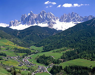 Dolomite Mountains (Dolomiti) and village, Villnoss, Val di Funes, Trentino, Italy, Europe