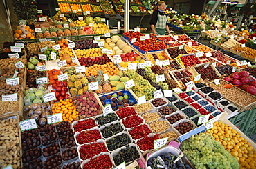 Market stalls, The Viktualienmarkt, Munich, Bavaria, Germany, Europe