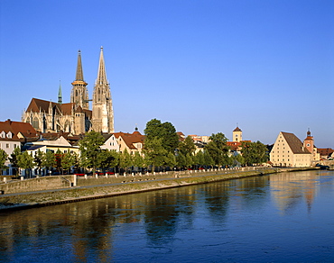 Old Town skyline with St. Peters Cathedral, UNESCO World Heritage Site, and Danube River, Regensburg, Bavaria, Germany, Europe