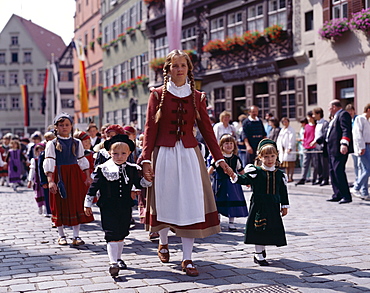 Children dressed in folk costume, Childrens Festival (Kinderzeche), Dinkelsbuhl, Bavaria, Romantic Road (Romantische Strasse), Germany, Europe