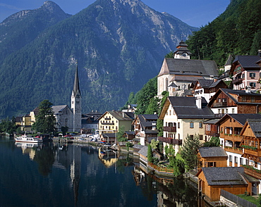 Village with mountains and lake, Hallstatt, UNESCO World Heritage Site, Salzkammergut, Austria, Europe