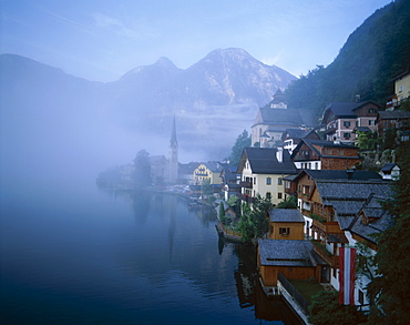 Village with mountains and lake, Hallstatt, UNESCO World Heritage Site, Salzkammergut, Austria, Europe