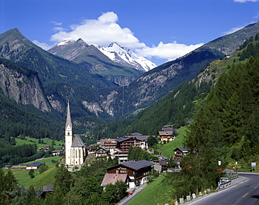 Village with Grossglockner Mountains, Heiligenblut, Austrian Alps, Tirol (Tyrol), Austria, Europe