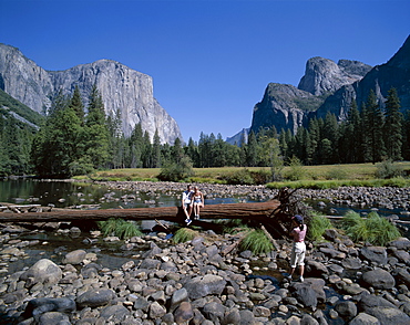 Couple taking photos, Yosemite National Park, UNESCO World Heritage Site, California, United States of America, North America