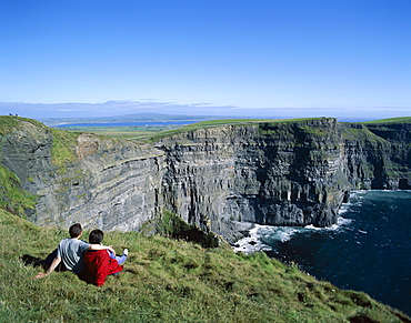 Couple on cliff top, Cliffs of Moher, County Clare, Munster, Republic of Ireland, Europe