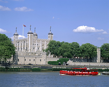 Tower of London, UNESCO World Heritage Site, Thames River with tour boat, London, England, United Kingdom, Europe