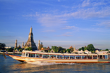 River bus in front of Wat Arun, Bangkok, Thailand, Southeast Asia, Asia