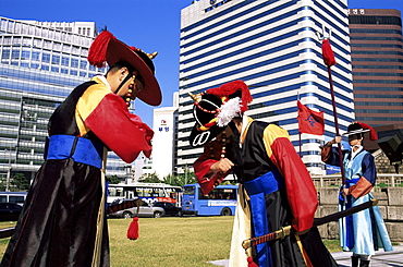 Ceremonial Changing of the Guard at Sungnyemun Gate (South Gate), Seoul, South Korea, Asia