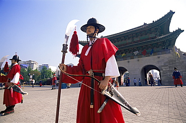 Ceremonial guard in traditional costume, Gyeongbokgung Palace, Seoul, South Korea, Asia